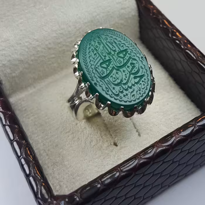 نگین عقیق سبز 
رکاب دست ساز مدل صفوی دور چنگ 
خط ریاض 
ابعاد نگین 25 در 18 
قیمت 1800