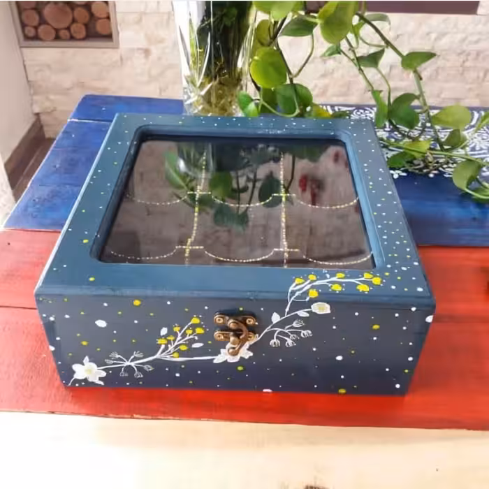 جعبه چوبی پتینه شده رنگ  سرمه ای  طراحی شده با دست و رنگ ثابت قابل تمیز کردن با دستمال مرطوب