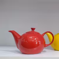 قوری رنگی .جنس محصول چینی مقصود درجه1 .در رنگ بندی های مختلف .کیفیت فوق العاده 