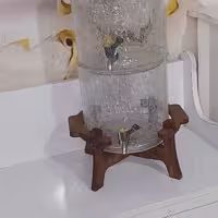 کلمن شیشه ای پایه چوبی یک قلو مناسب آب و شربت و دکور و تزئین خانه