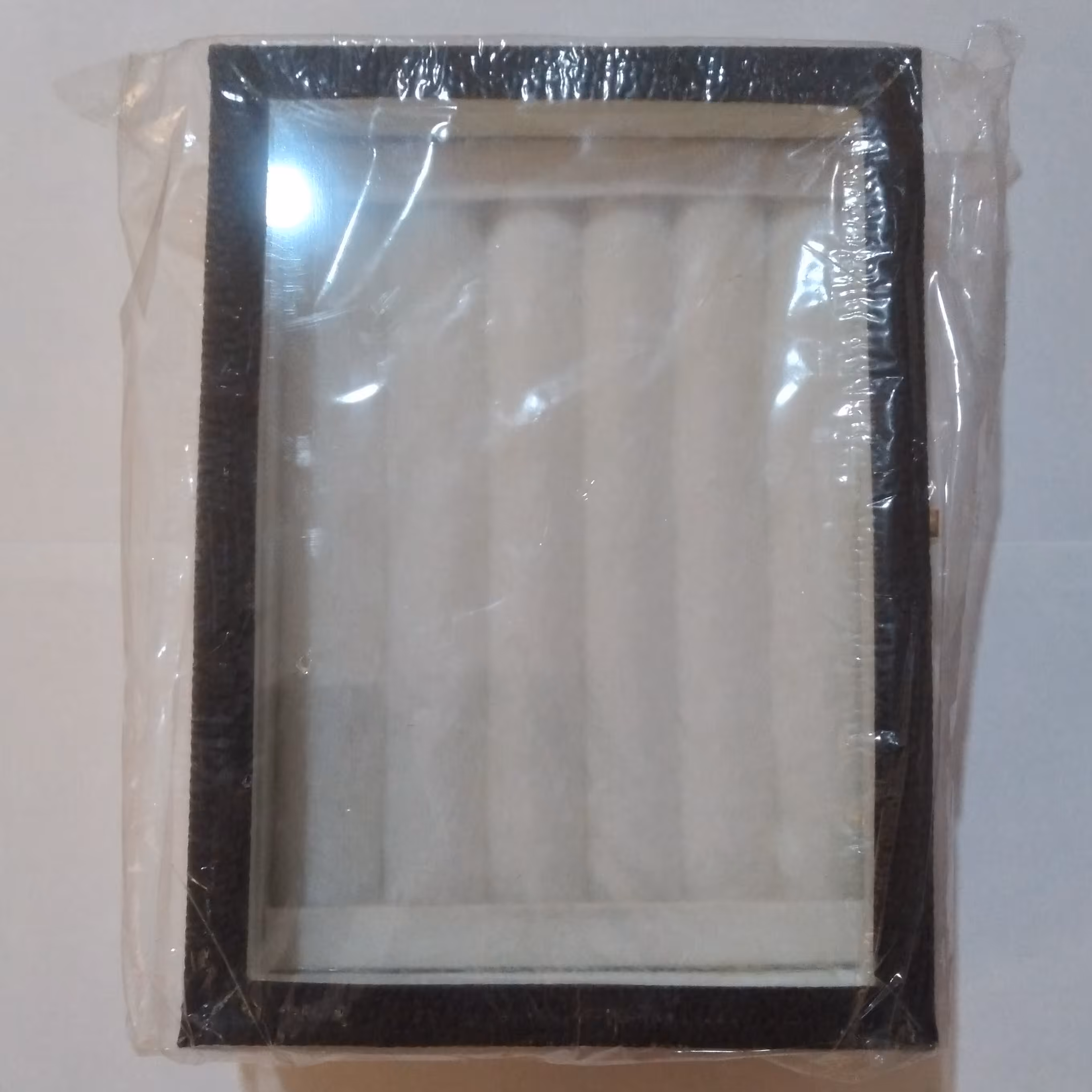 جعبه انگشتر چوبی با 5 ردیف ابر دارای روکش سفید و ظرفیت 30 انگشتر 