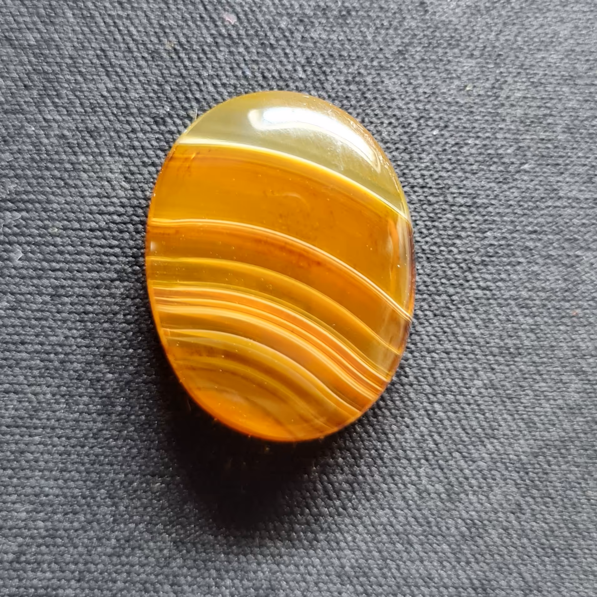 نگین عقیق سلیمانی. مشخصات طول 2.3 سانتی متر. عرض 1.8 سانتی متر. ارتفاع 0.6 سانتی متر.