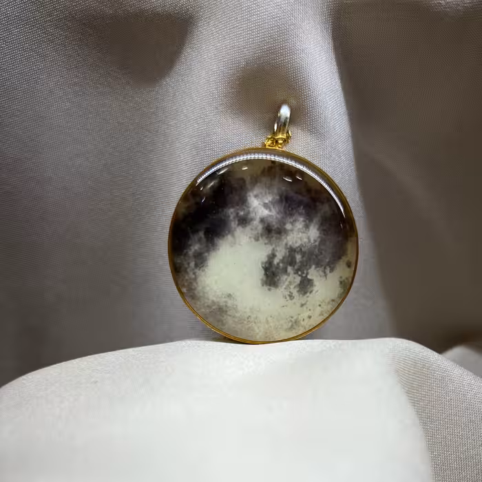 گردنبندرزینی ماه شبتاب با فریم و زنجیر استیل