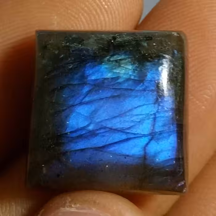 نگین لابرادوریت آبی وارداتی از کشور لابرادور کانادا با تلالوئ بسیار بی نظیر و کمیاب کد 11140