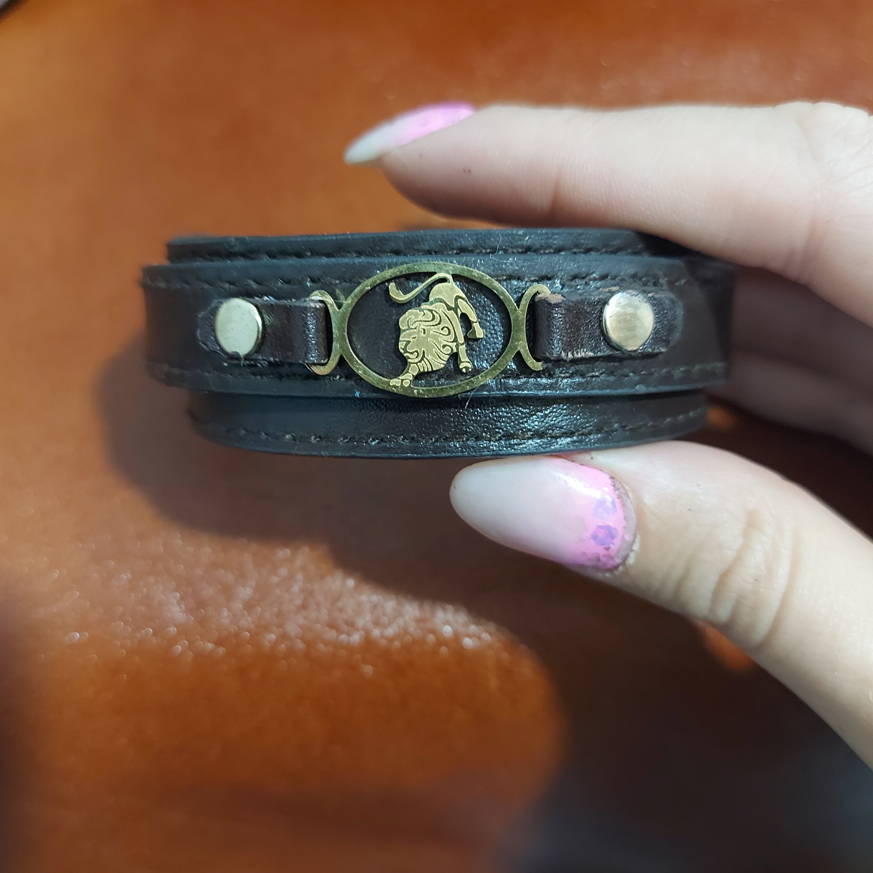 دستبند چرم بزی با پلاک استیل سگک دار و هم نک دار 