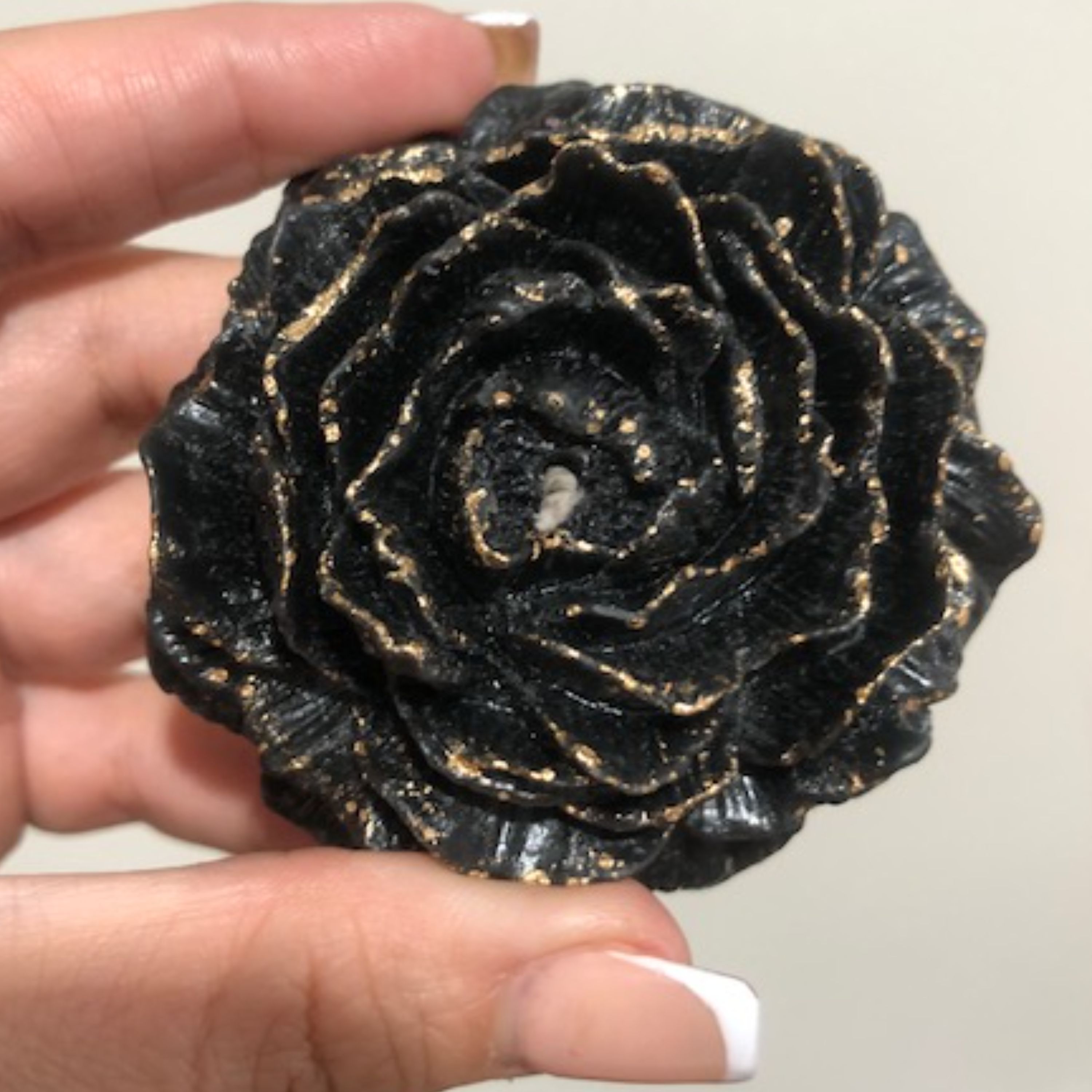 شمع گل آلاله با رنگ مشکی با رگه های طلایی- طول8 و ارتفاع3