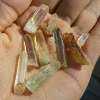 بلور یا منشور سیترین صد در صد طبیعی حالت ضلع دار بلور طبیعی و بدون دستکاری بشر می باشد قیمت برای یک عدد درج شده کد 11689