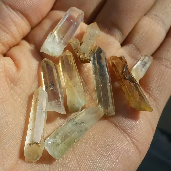 بلور یا منشور سیترین صد در صد طبیعی حالت ضلع دار بلور طبیعی و بدون دستکاری بشر می باشد قیمت برای یک عدد درج شده کد 11689