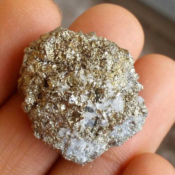 سنگ راف پیریت طلایی حبه شده همرشدی با بورنیت ملقب به سنگ طلا روی بستر 100 در 100 طبیعی شاهکار خلقت
بی نظیر
کد 10439