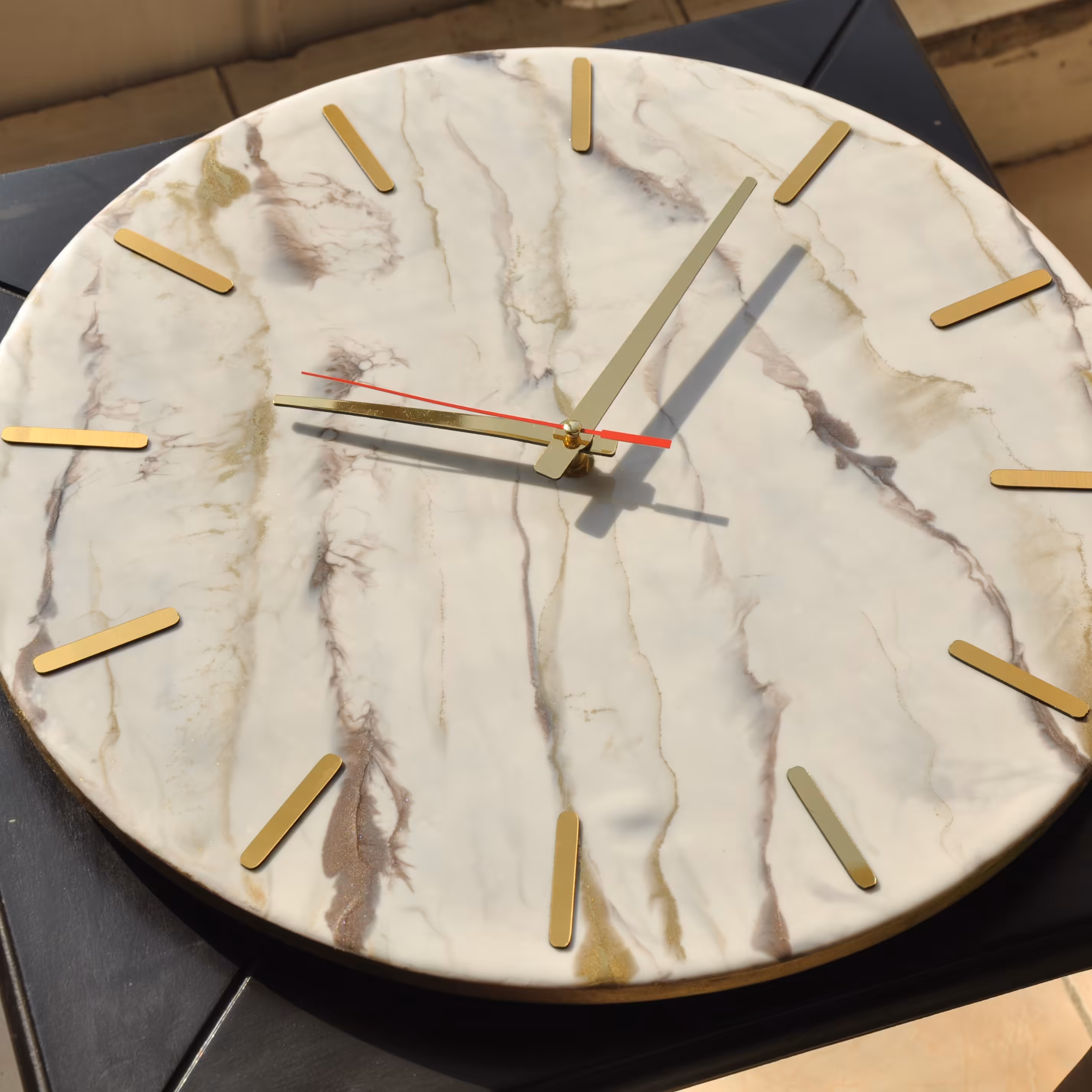 ساعت دیواری رزینی طرح سنگ