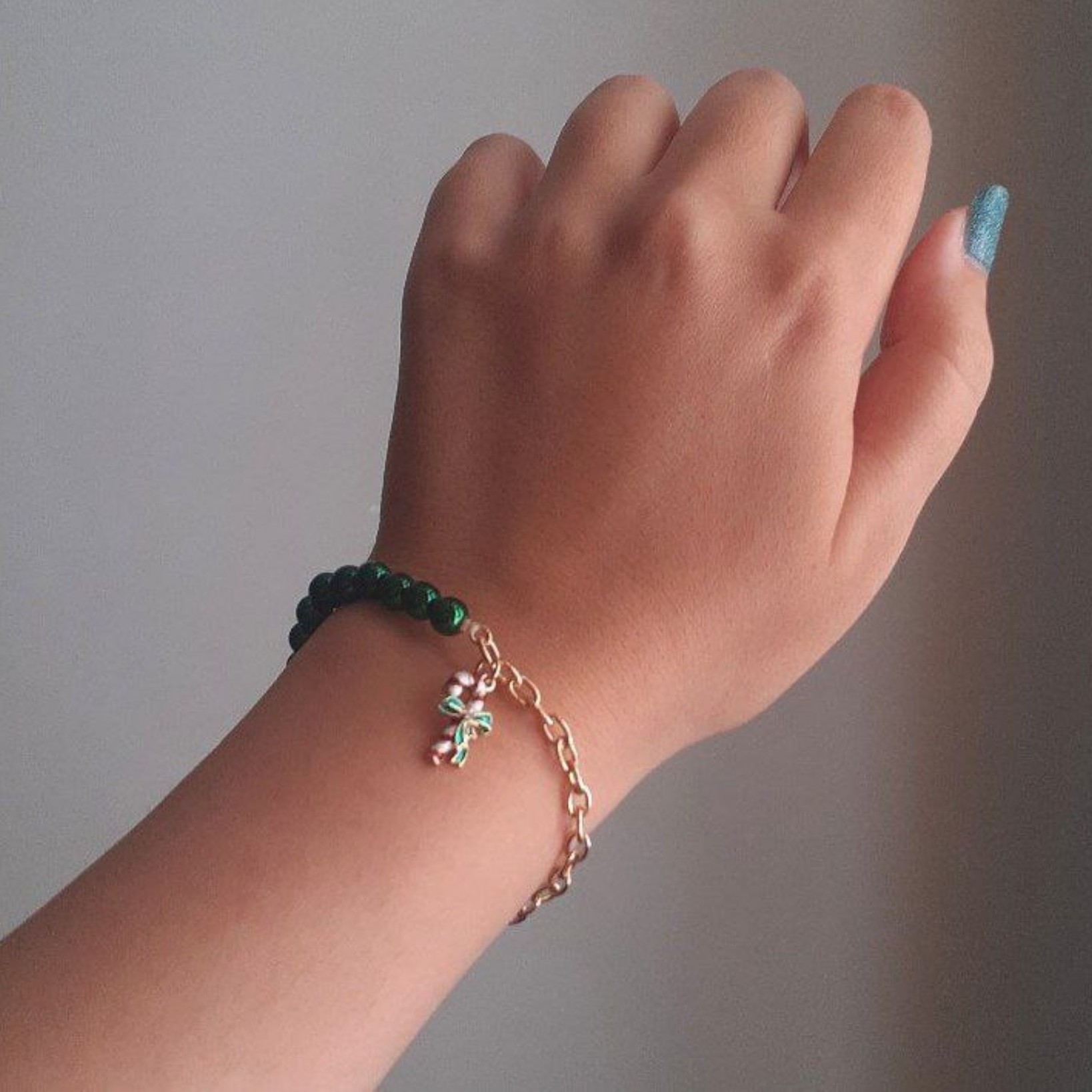 دستبند کشی دستبند کارتیر دستبند مهره ای دستبند زنانه دستبند دخترانه دستبند وارداتی دستبند رنگ ثابت