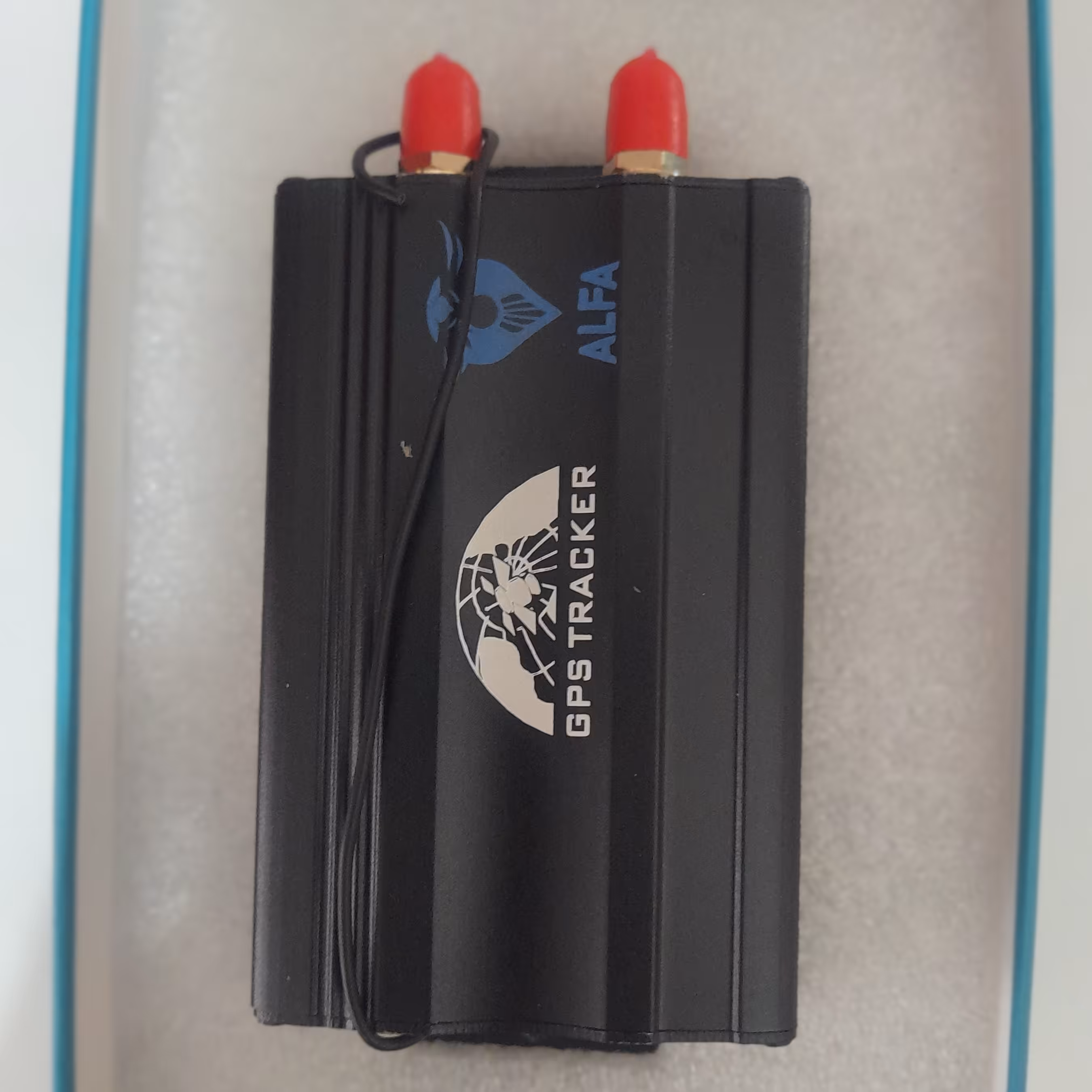 ردیاب خودرو با انتن خارجی  و دقت ردیابی بالا بدنه فلزی بسیار محکم مناسب جهت استفاده برای کامیون دارها  