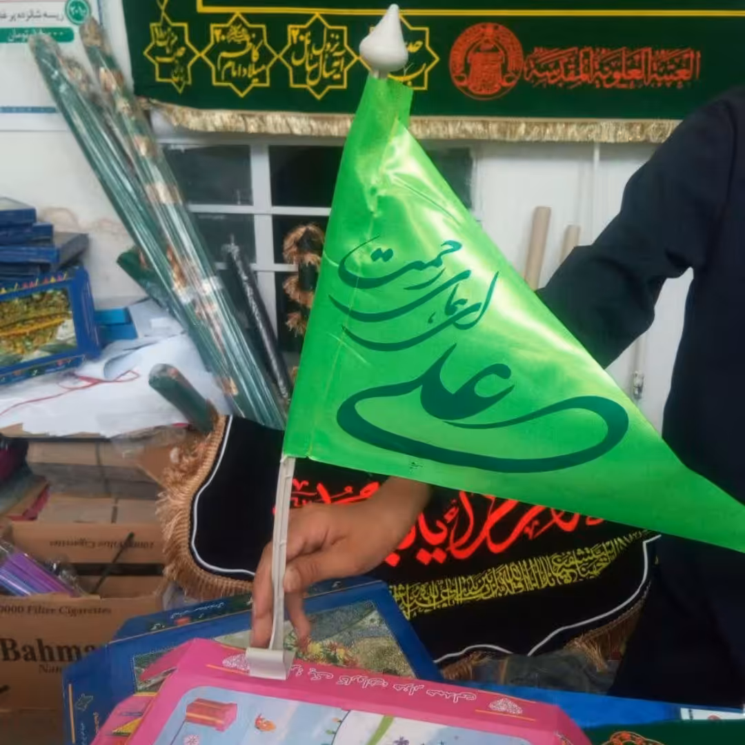 پرچم ماشین غدیری منقش به نام امیرالمومنین علی علیه السلام