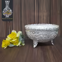 کاسه پایه دار دهنه 16 دستساز قلمزنی گل و طاووس اعلاء سفید طرح نقره 