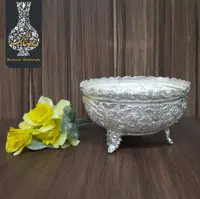 کاسه پایه دار دهنه 16 دستساز قلمزنی گل و طاووس اعلاء سفید طرح نقره 