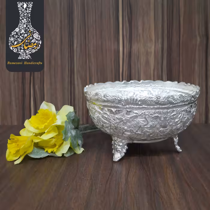 کاسه پایه دار دهنه 16 دستساز قلمزنی گل و طاووس اعلاء سفید طرح نقره 