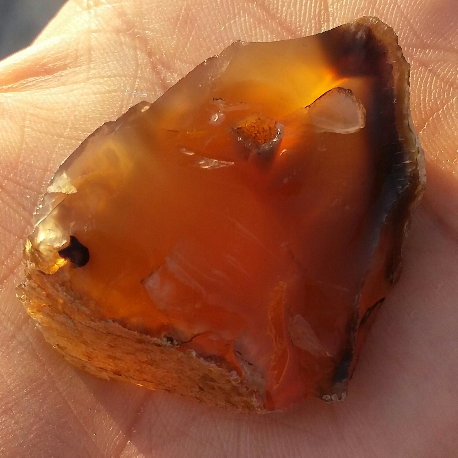 سنگ راف حبه شده عقیق عسلی خرمایی محشر شاهکار خلقت دیدنی کاملا طبیعی خارق العاده
کد 7823