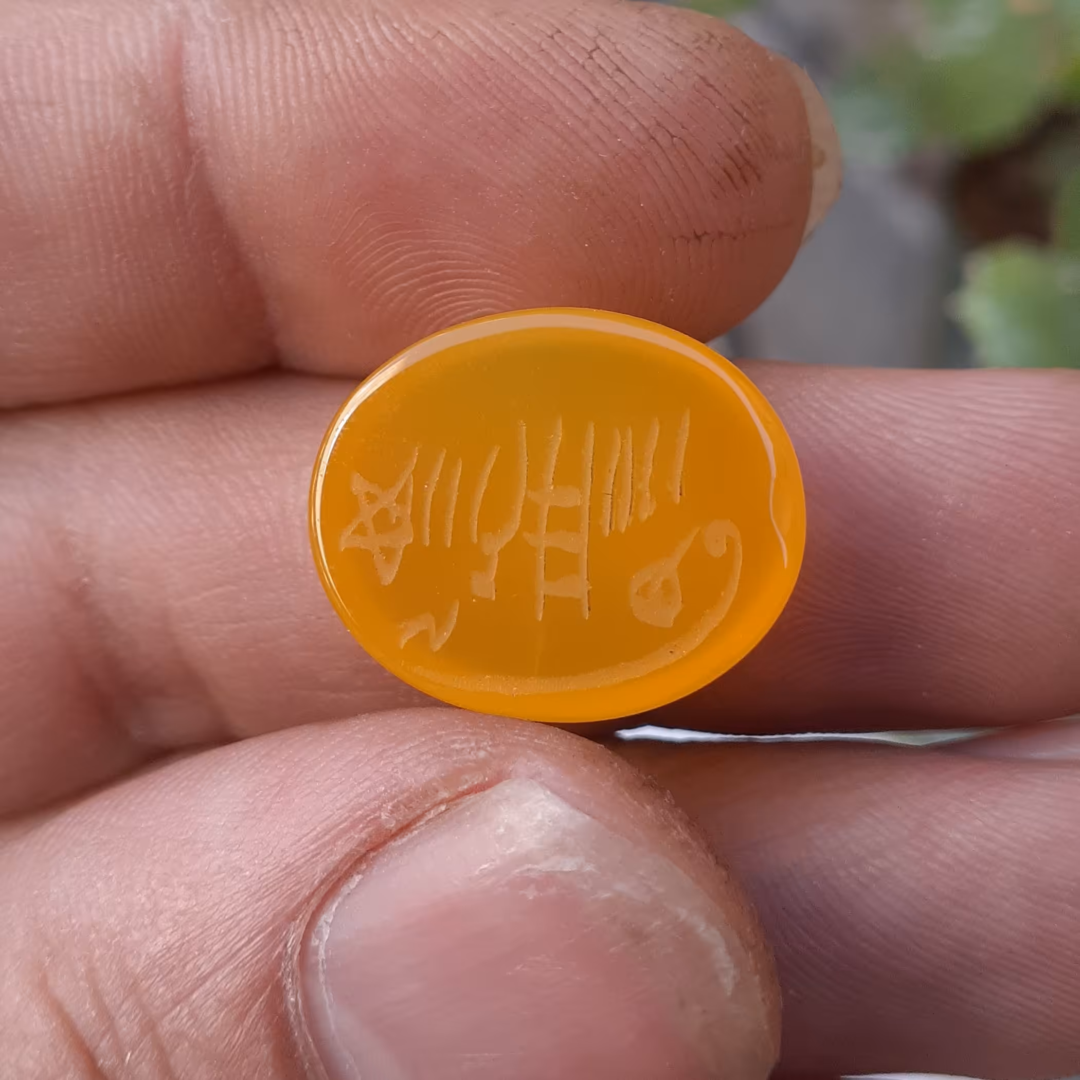 عقیق زرد طبیعی نگین عقیق با دعای شرف الشمس پشت نگین