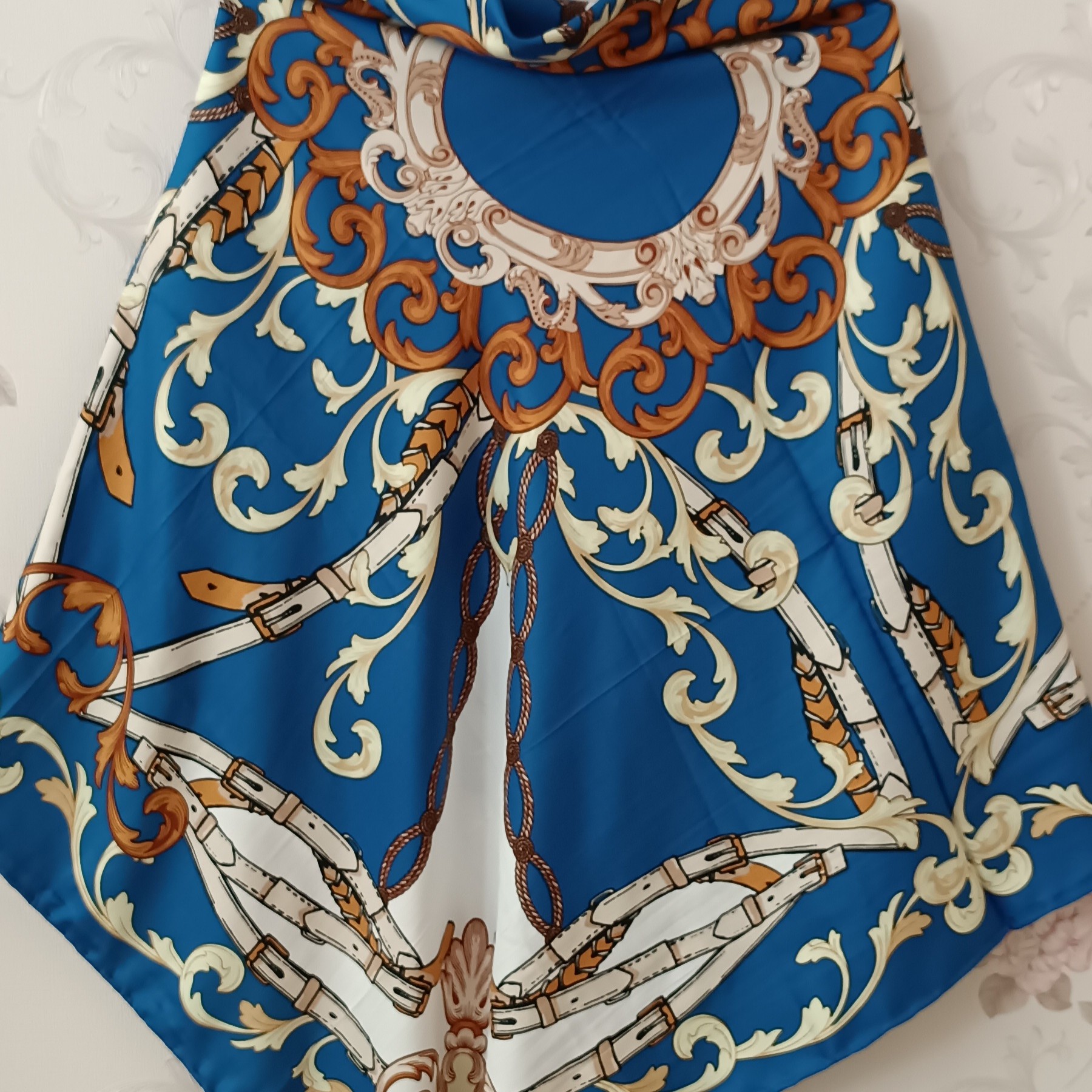 روسری قواره دار ساتن دوردست دوز