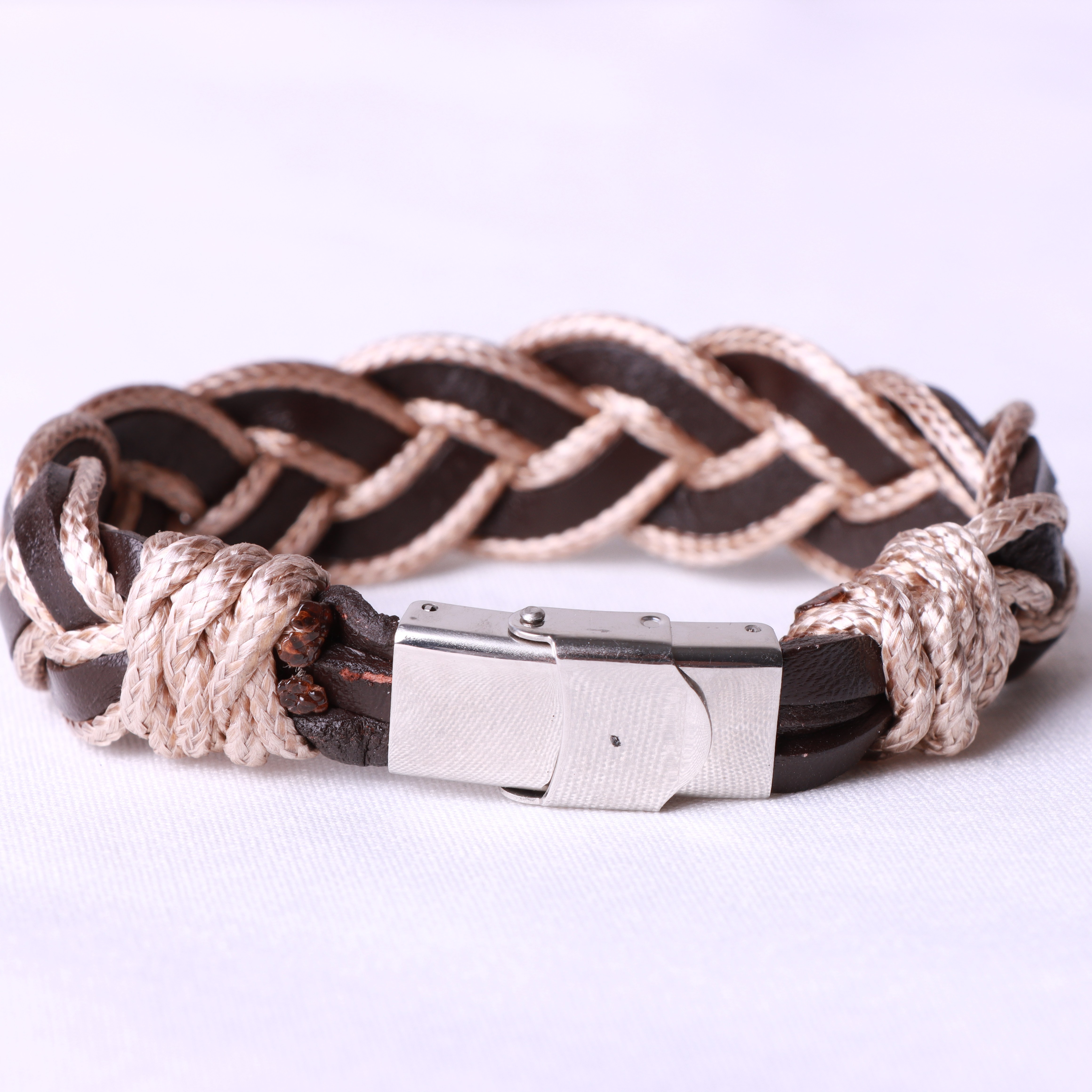 دستبند چرمی کاملا دستباف با چرم طبیعی گاو