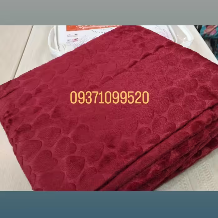 پتو نرمینه دونفره مدل سروین مسافرتی ساکدار براق و لطیف رنگ زرشکی