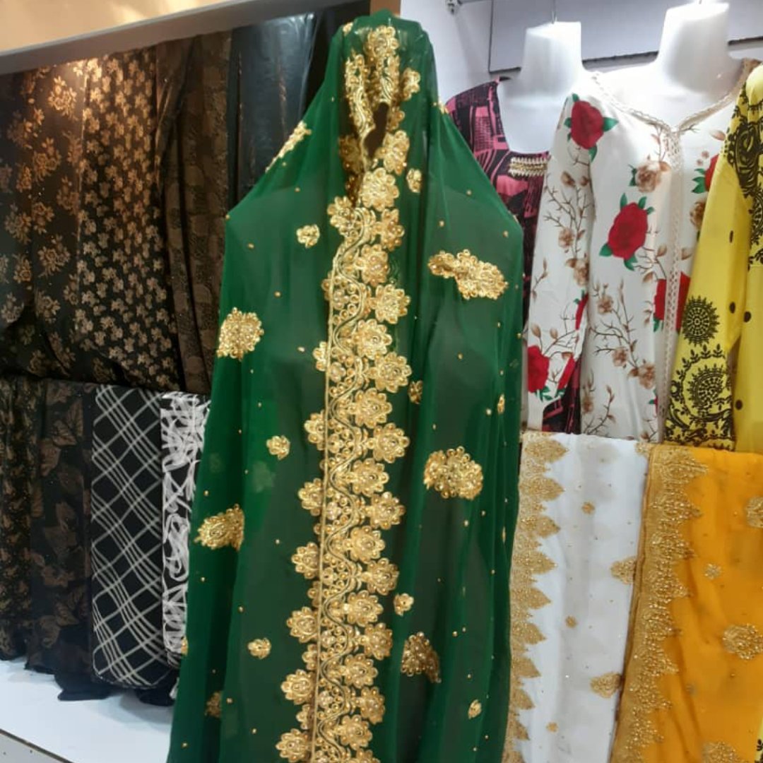 چادر 
چادر بندری 
چادر بنارسی 
دوخته شده با زری 
نگین کاری شده 
شیک و عالی در رنگبنی های مختلف سایز 3/25×1متر