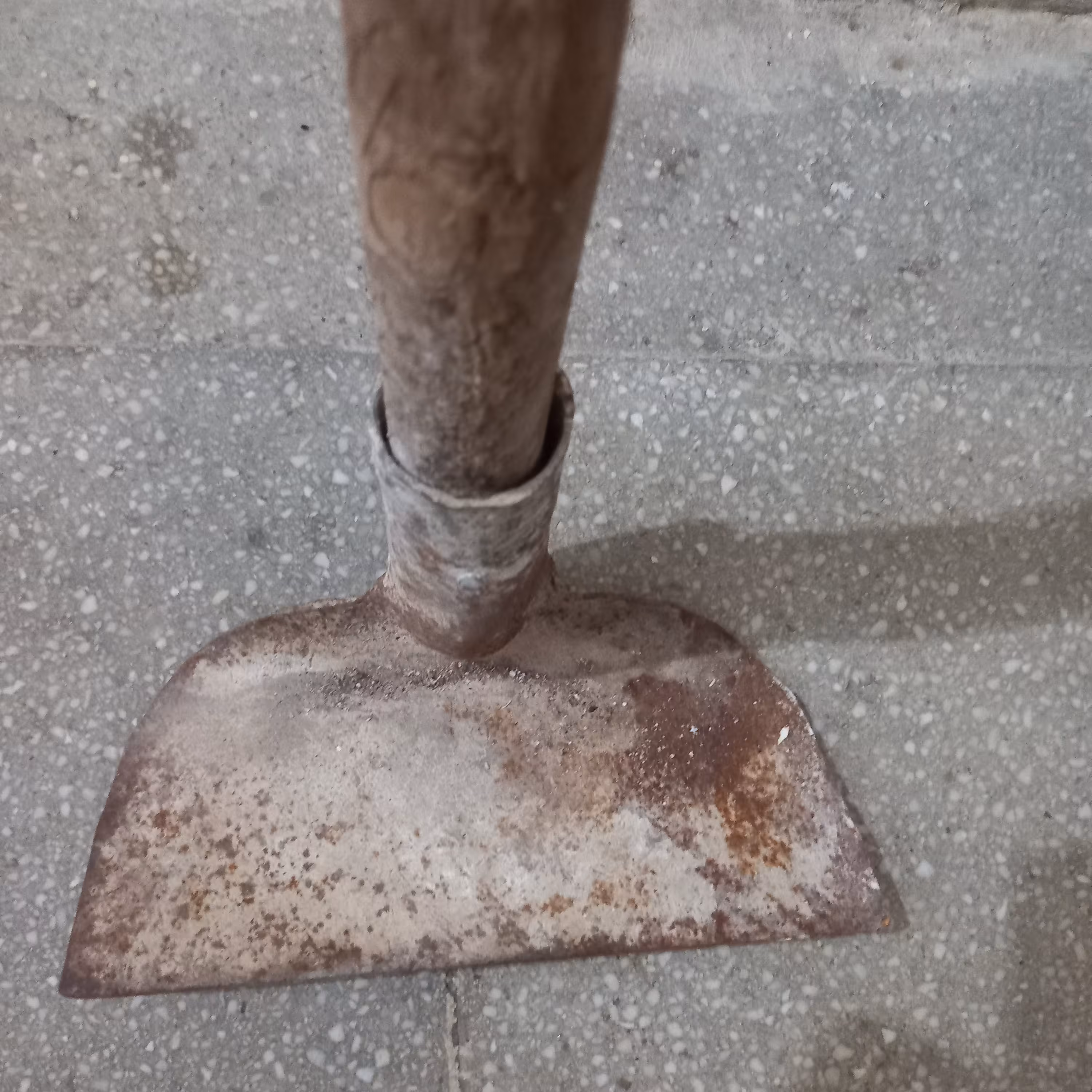 کج بیل باغبانی سالم با دسته چوبی محکم 