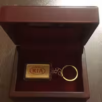 جاسوئیچی روکش طلا برند خودرو با جعبه و شناسنامه 