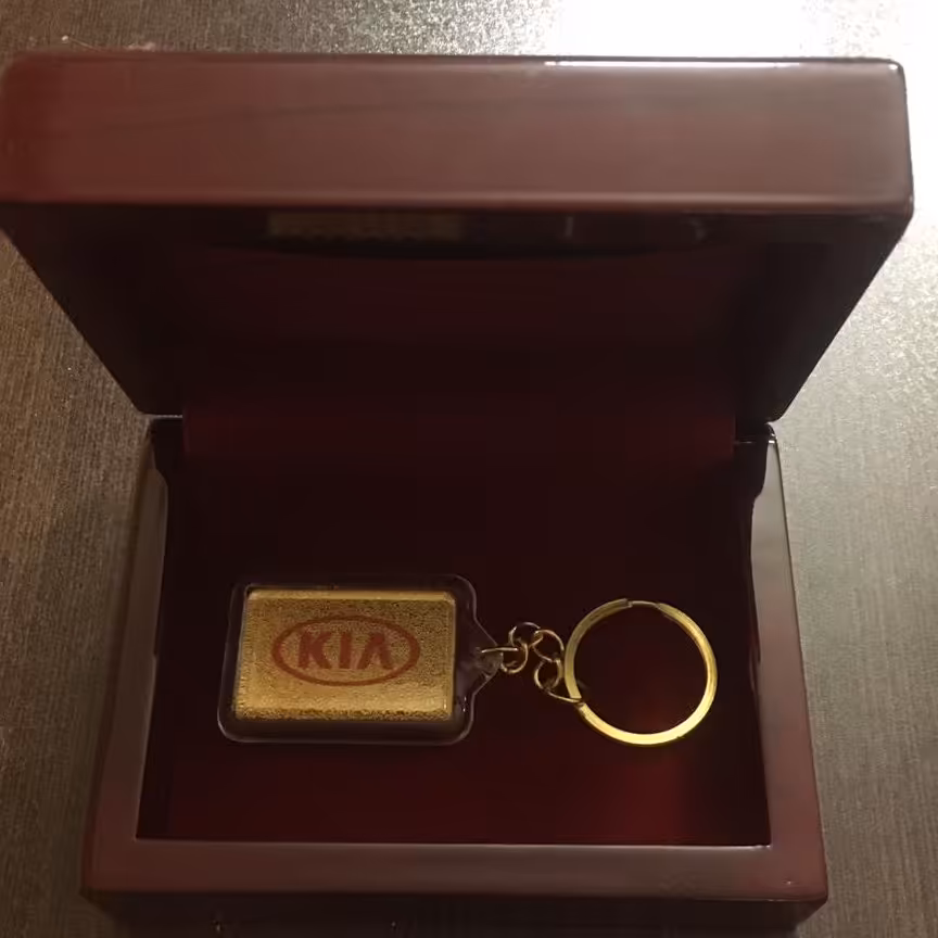 جاسوئیچی روکش طلا برند خودرو با جعبه و شناسنامه 