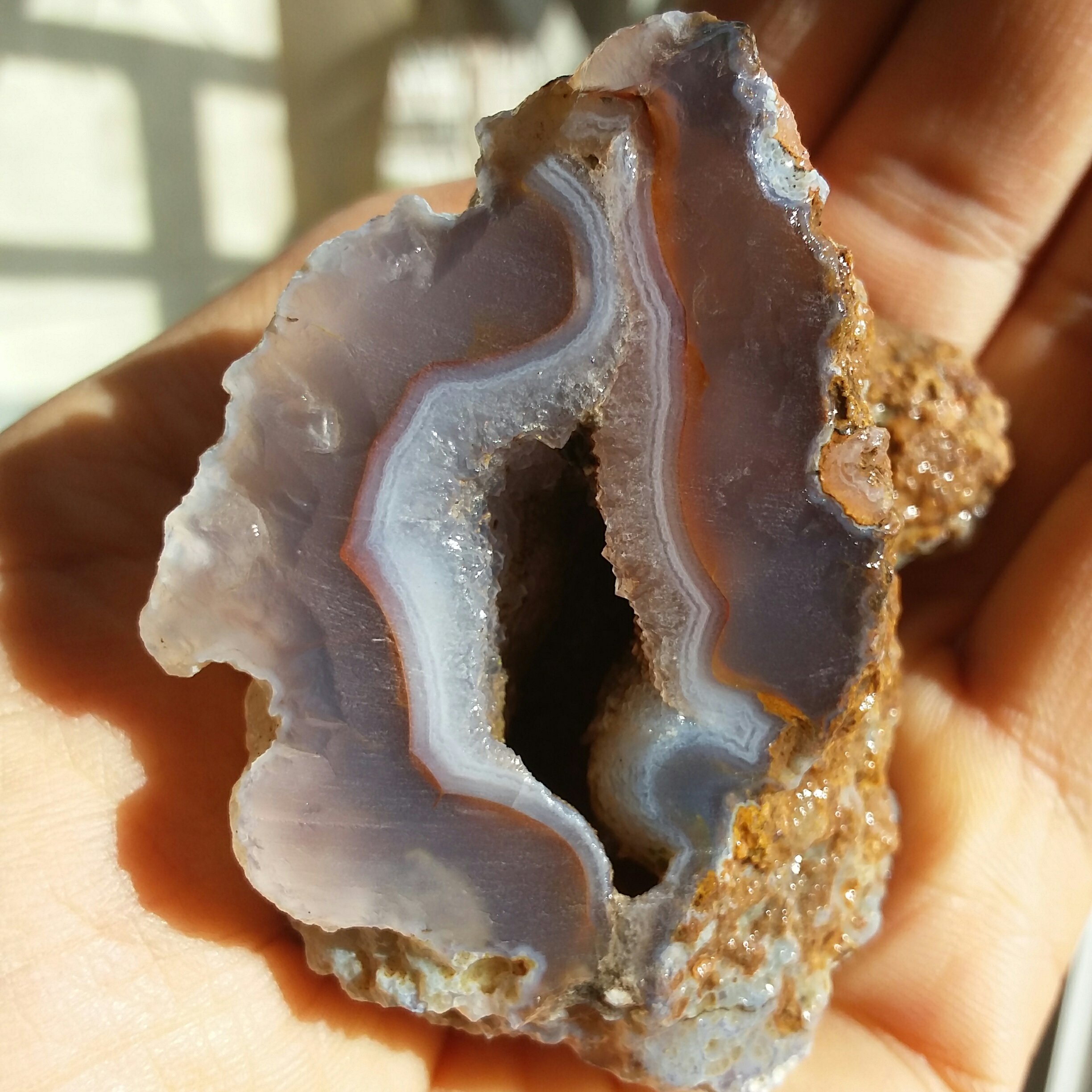 سنگ راف عقیق سلیمانی توپی تو خالی پر بلور حاشیه سلیمانی رنگی 3 بعدی زمینه سوسنی محشر 100 در 100 طبیعی شاااهکار خلقت