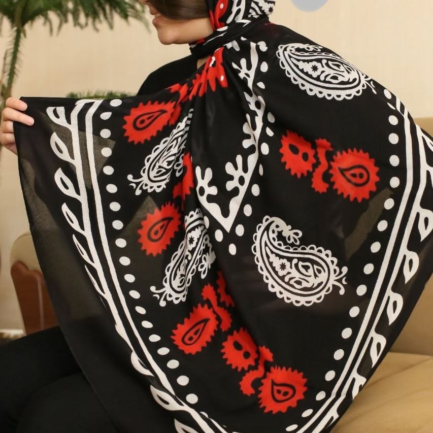 روسری گلونی قواره 140 در زنگ بندی قرمز و آبی و خردلی و سبز و فیروزه ای