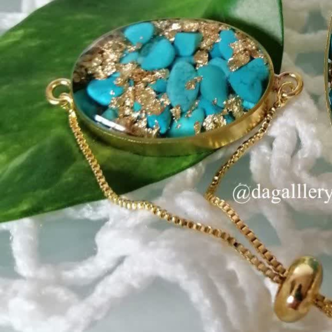 دستبند فیروزه مدل زنجیر آسانسوری رنگ ثابت کار شده با ورق طلا