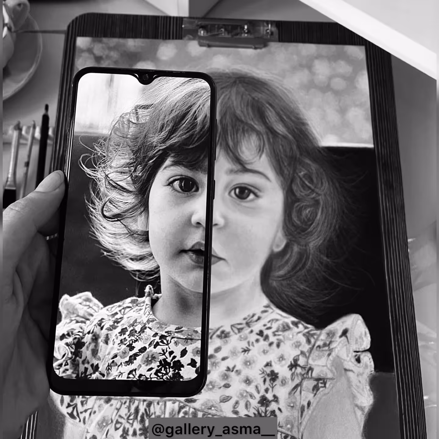 نقاشی چهره سیاه قلم فتو رئال
فقط کافیه یه عکس از کسی که دوسش داری برام بفرستی تا نقاشی کنم و یک هفته ای برسه دستت 