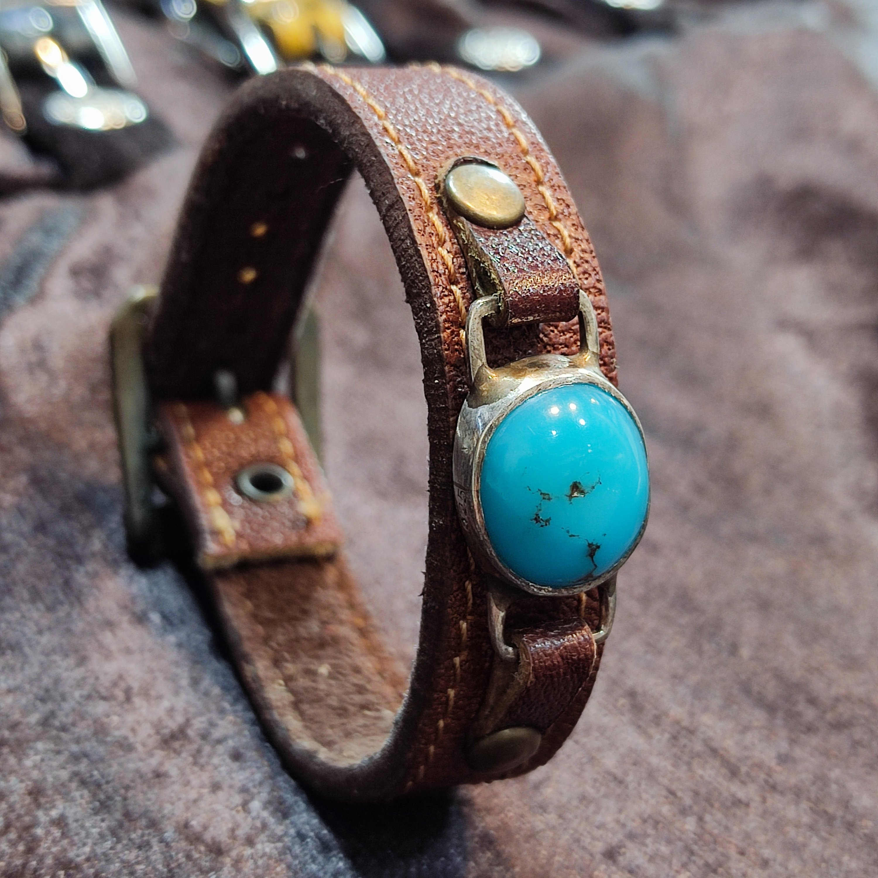 دستبند چرم طبیعی گاوی نگین فیروزه