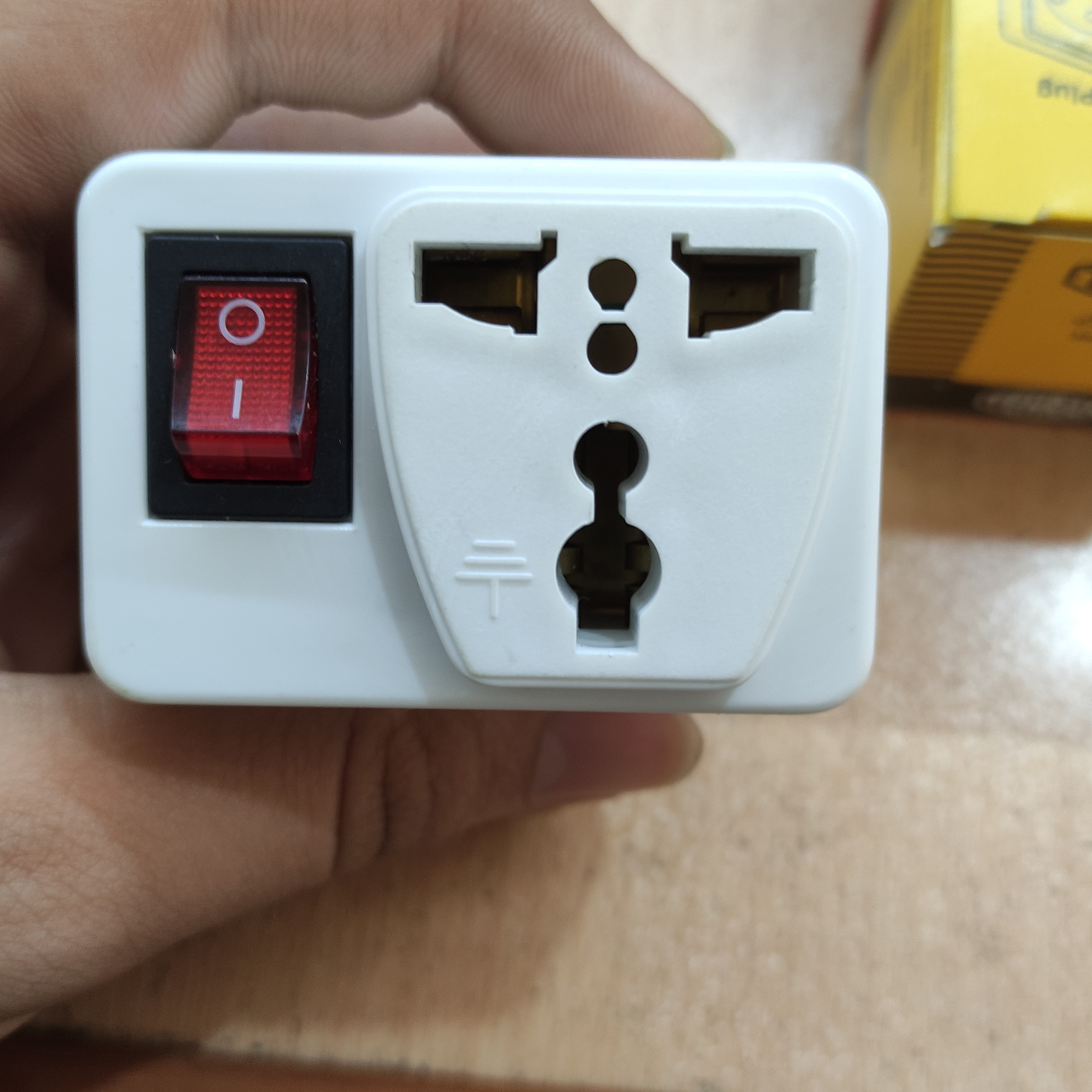 تبدیل 3 به 2 چراغ دار ارت دار به همراه کلید روشن خاموش 60 گرمی