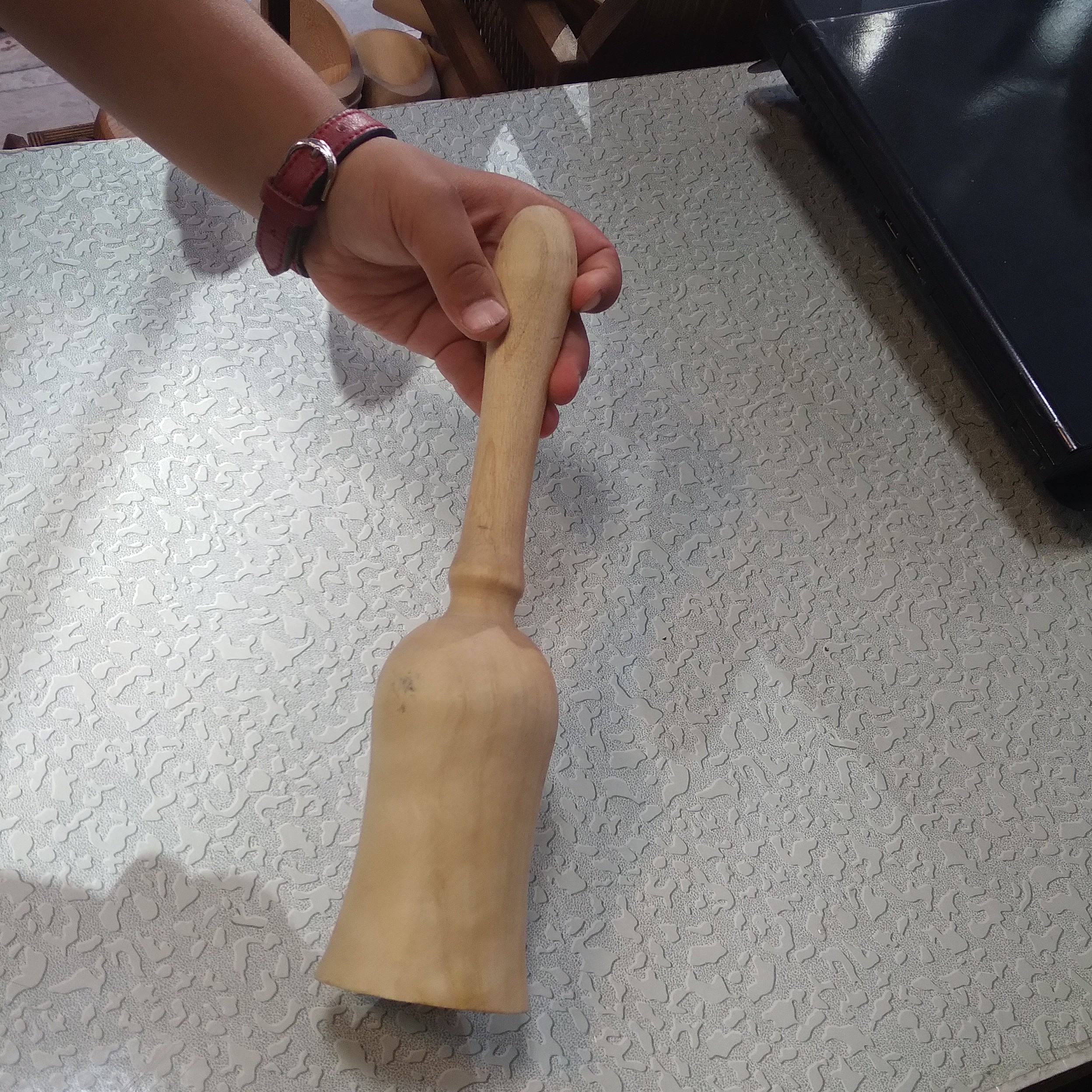 گوشت کوب بزرگ ساخته شده از چوب گردو مناسب برای سفره خانه های سنتی و منازل