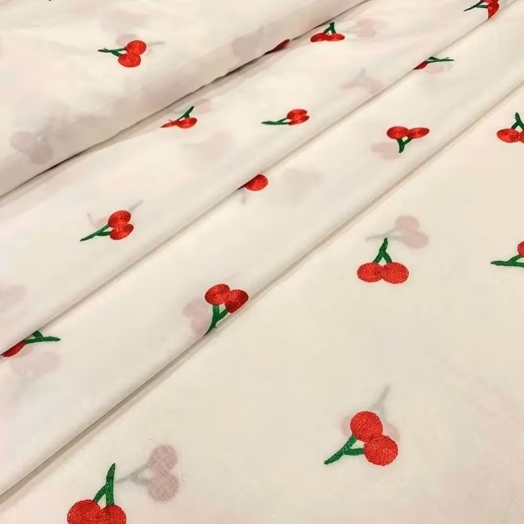 پارچه وال کتان رنگ سفید طرح گیلاس عرض  یک ونیم     