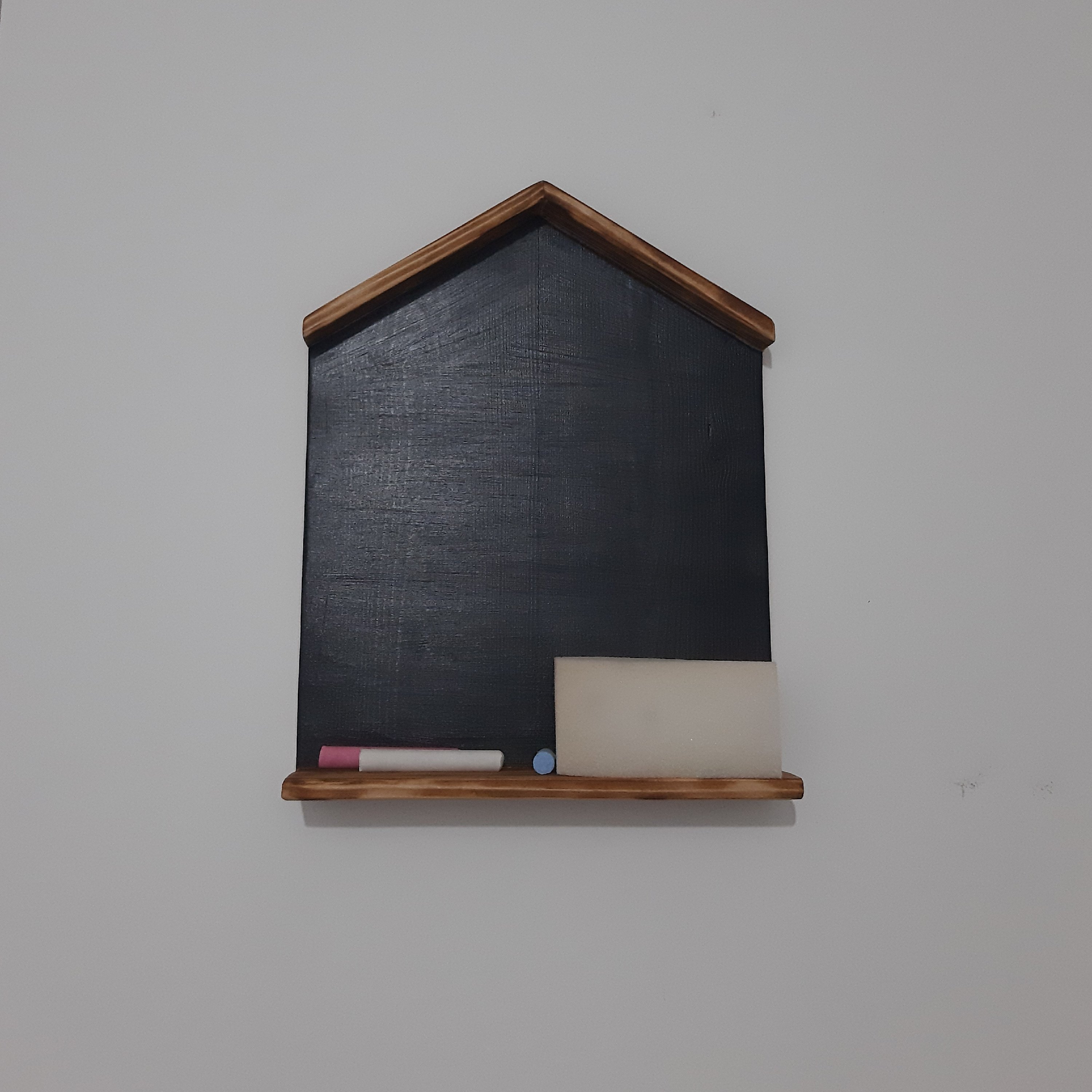 تخته سیاه چوبی طرح کلبه