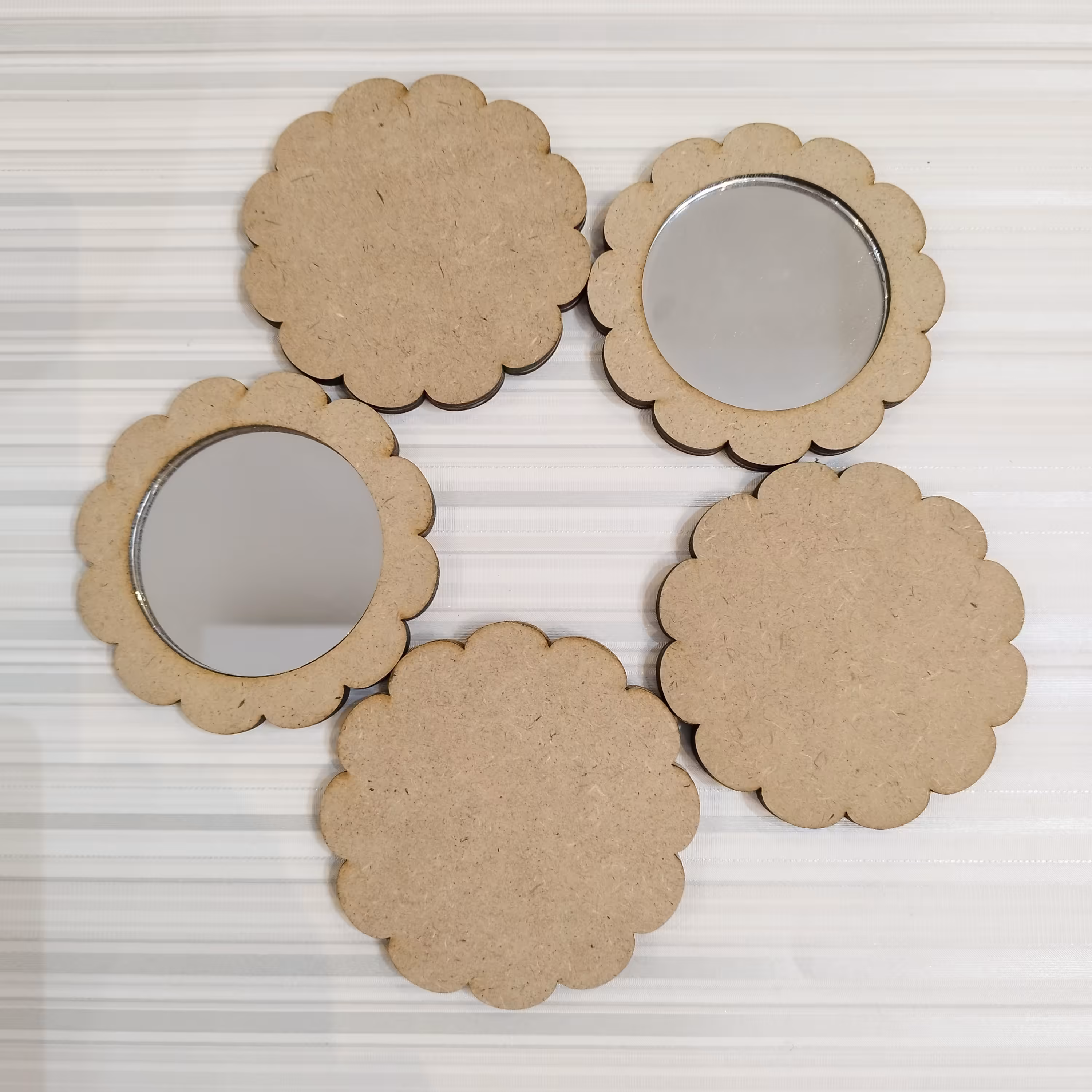 آینه خام چوبی طرح گل، مناسب نقاشی با اکرولیک و ویترای، قیمت برای یک عدد آینه می باشد