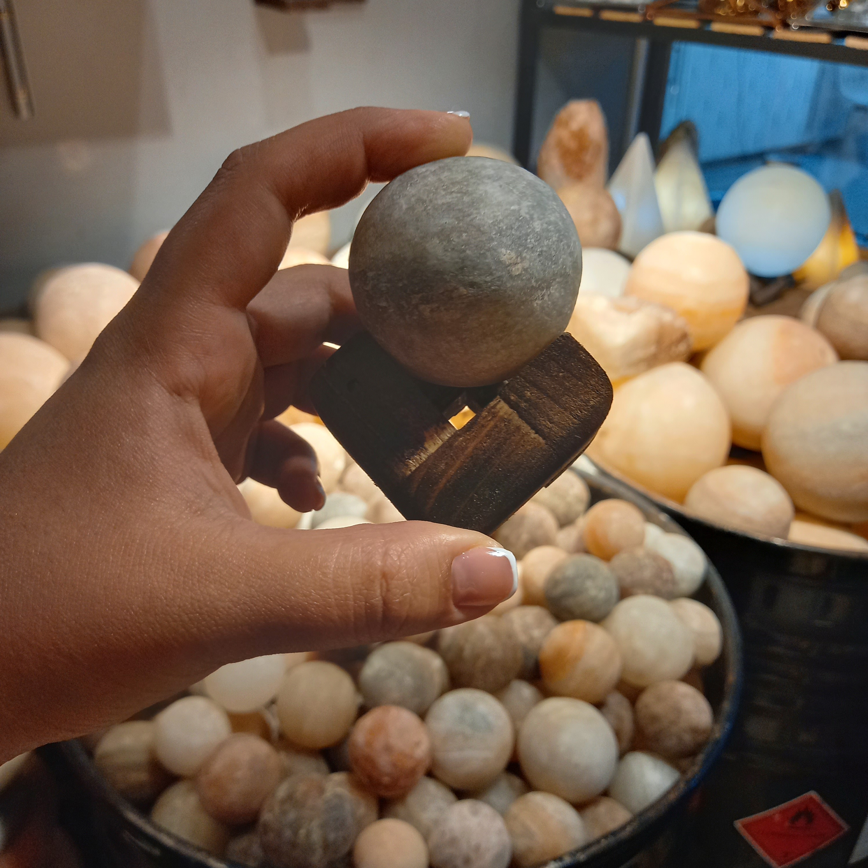 گوی و پایه سنگ نمک تیره  مینیاتوری جذاب کوچک 