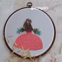 قاب گلدوزی شده با نخ دمسه و ابریشمی طرح دخترونه با قاب و. بهترین متریال