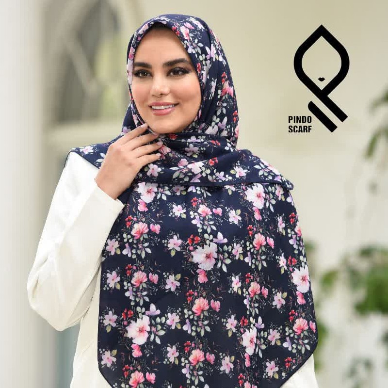 روسری نخی چاپی زمینه مشکی بوته گل ارکیده قواره 110 سانتیمتر