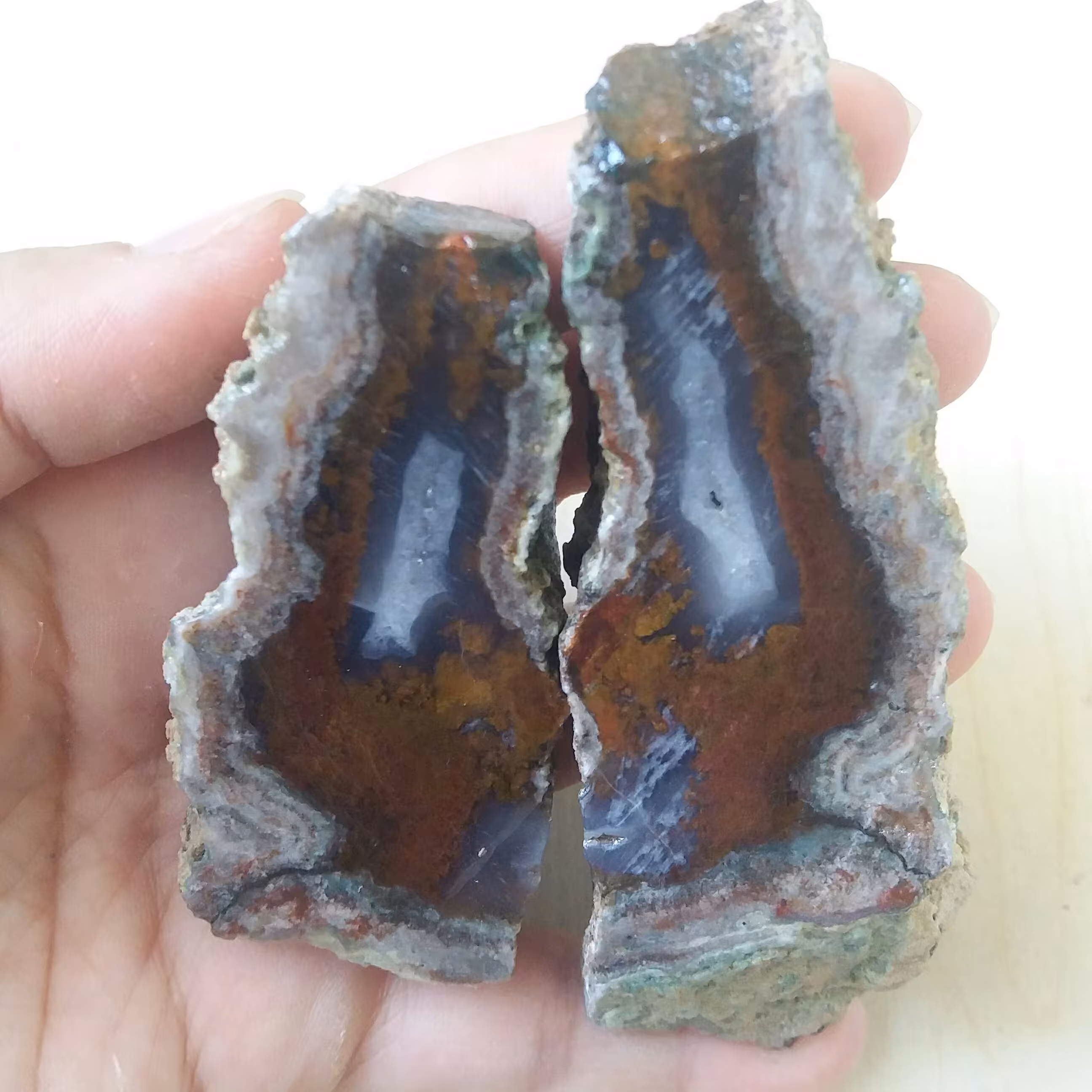 عقیق اصل با حاشیه شجر  سنگ عقیق  معدنی و اصل با رنگ طبیعی و خواص فراوان مناسب دکور منزل و ویترین مغازه ساخت نگین 9 سانته