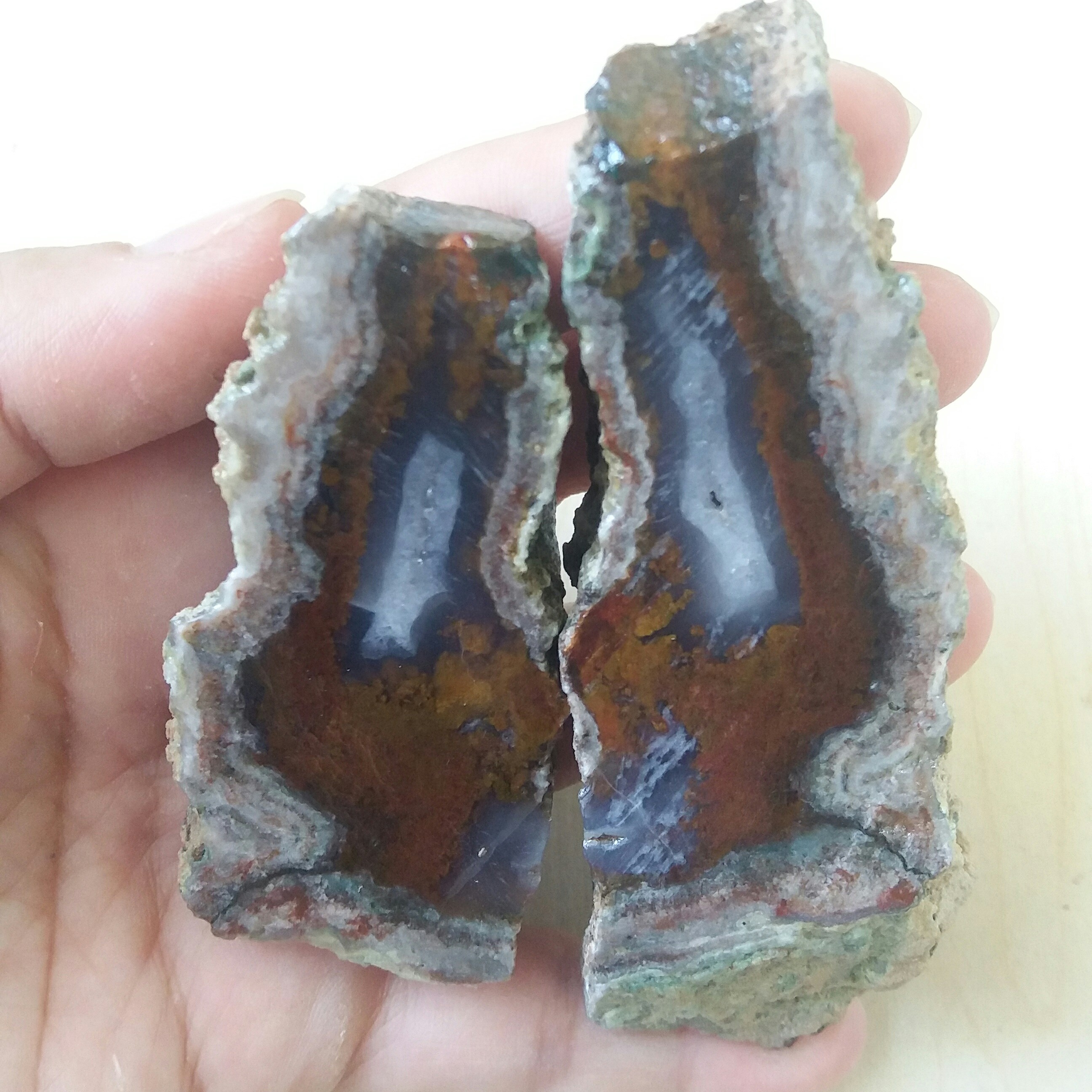 عقیق اصل با حاشیه شجر  سنگ عقیق  معدنی و اصل با رنگ طبیعی و خواص فراوان مناسب دکور منزل و ویترین مغازه ساخت نگین 9 سانته