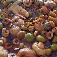 ترشی زیتون و قارچ