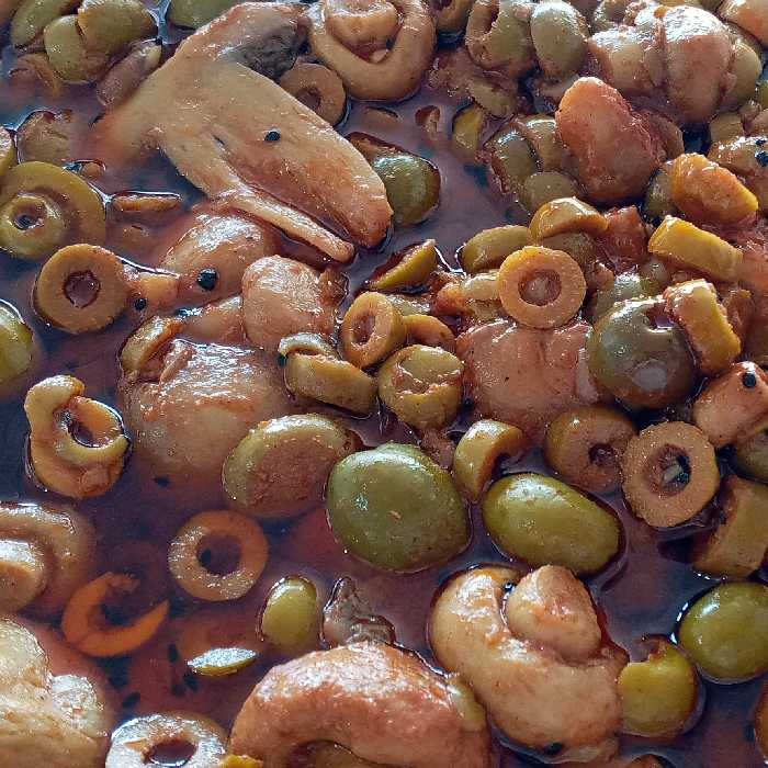 ترشی زیتون و قارچ