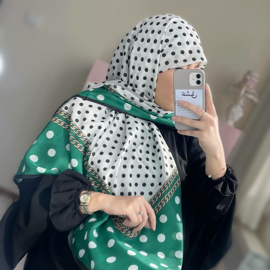 روسری سوپر نخ خال خالی (زمینه سفید حاشیه سبز)
