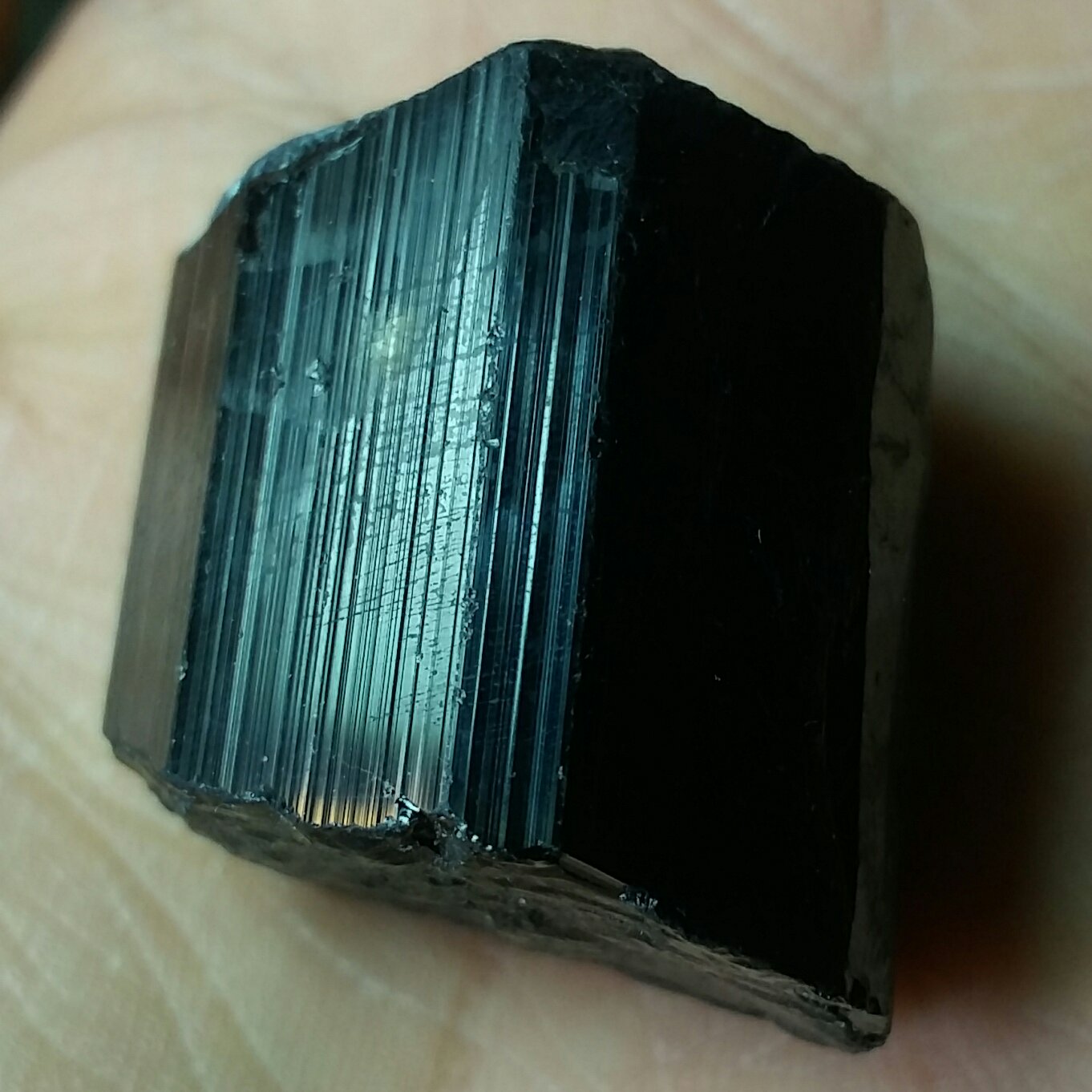 سنگ راف تورمالین شرول وارداتی ارزشمند شاهکار خلقت 100درصد طبیعی محشر خاص و تک