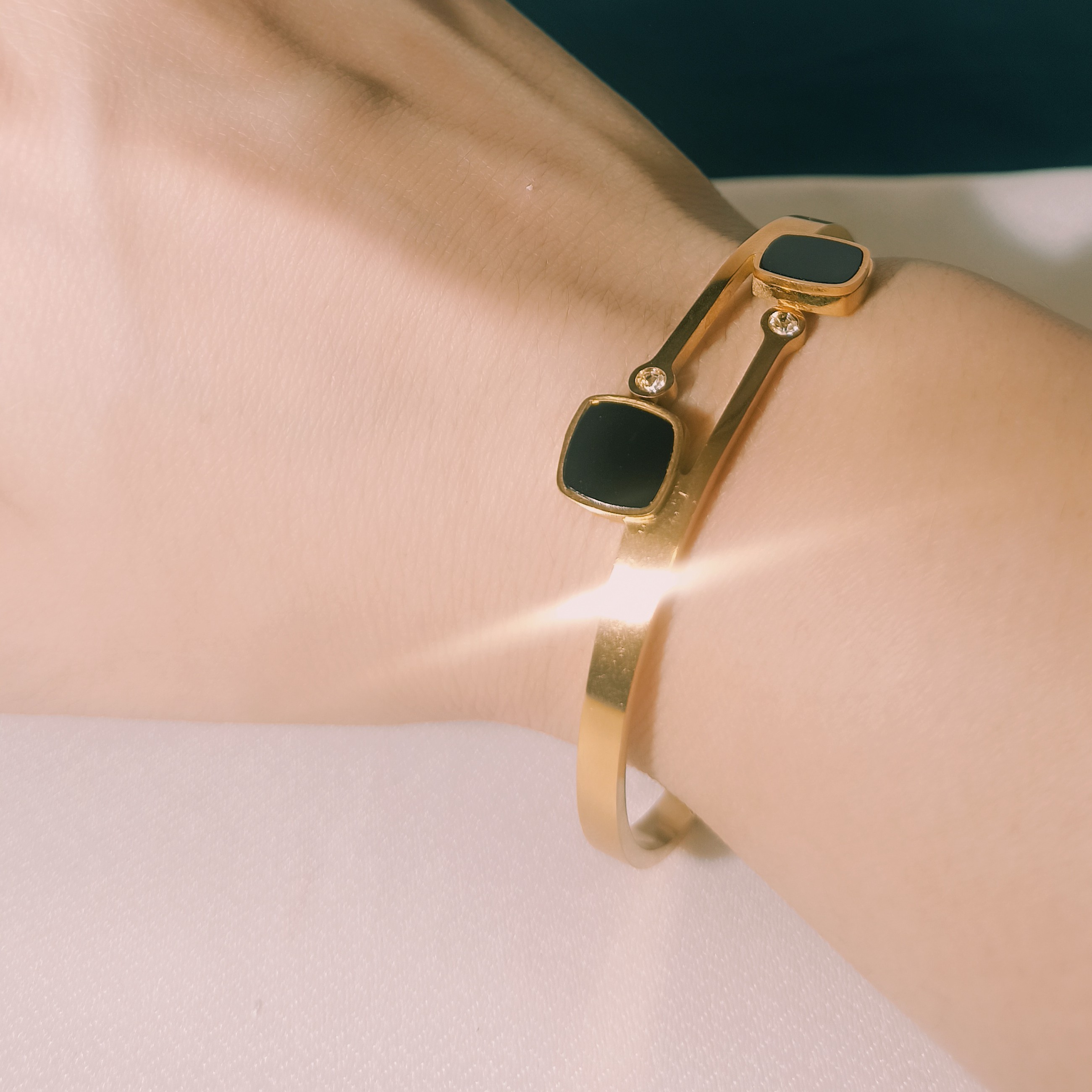 دستبند النگویی طلایی استیل طرح مربع  مشکی