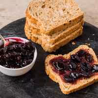 مربای آلبالوباعسل وزعفران پخته شده